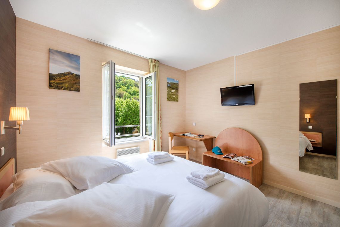 Vue d'une chambre double à l'Hôtel des Bains, à l'Oustal Pont-les-Bains en Aveyron