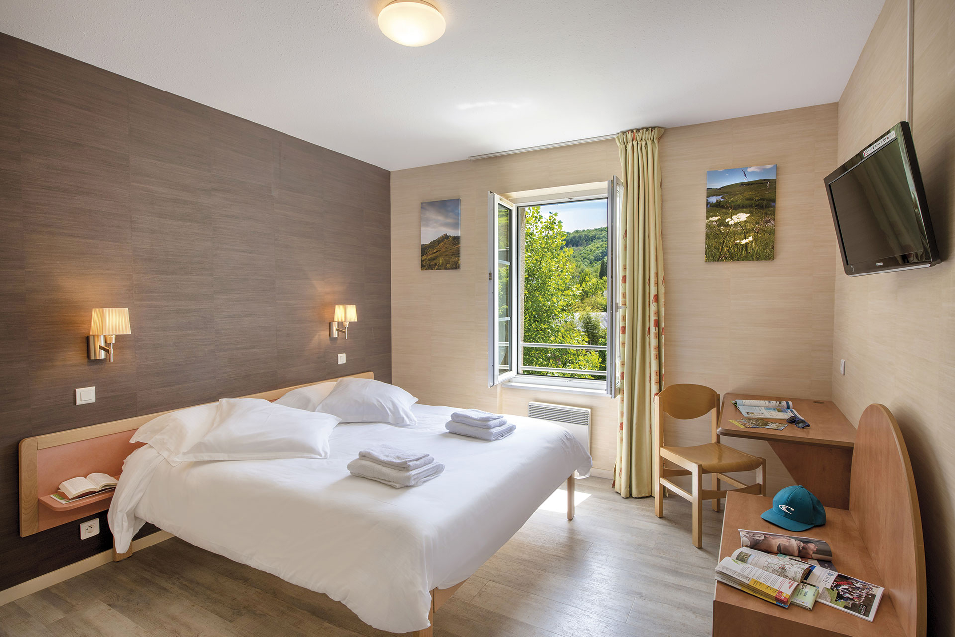 Vue d'une chambre d'hôtel couple pour deux personnes à L'Oustal Pont-les-Bains en Aveyron