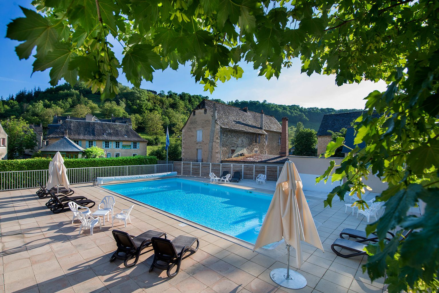 Vue de la piscine chauffée de L'Oustal Pont-les-Bains en Aveyron