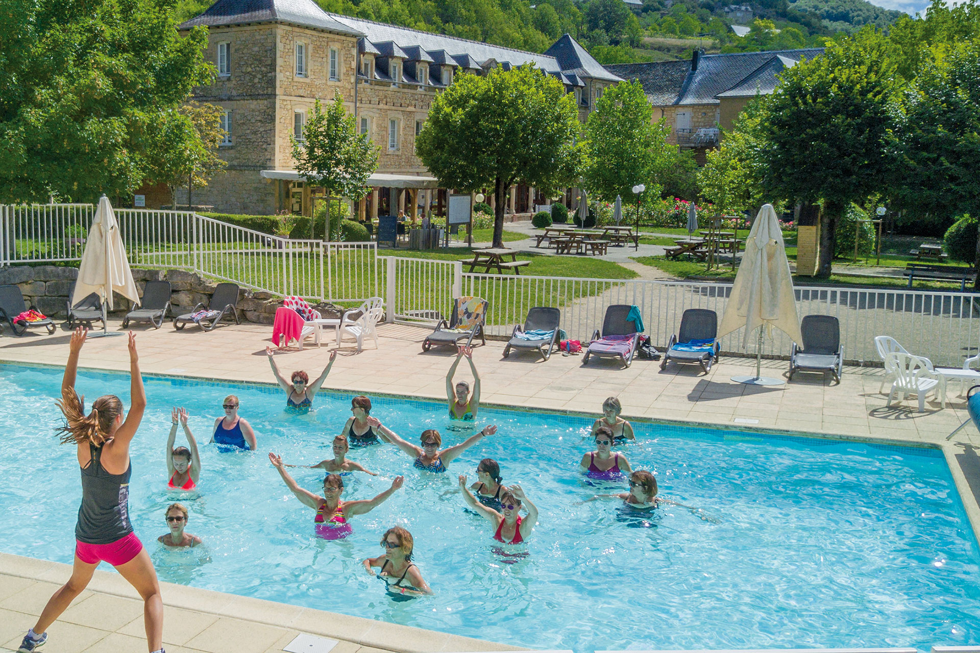 Séance d'aquagym dans la piscine chauffée de L'Oustal à Pont-les-Bains en Aveyron