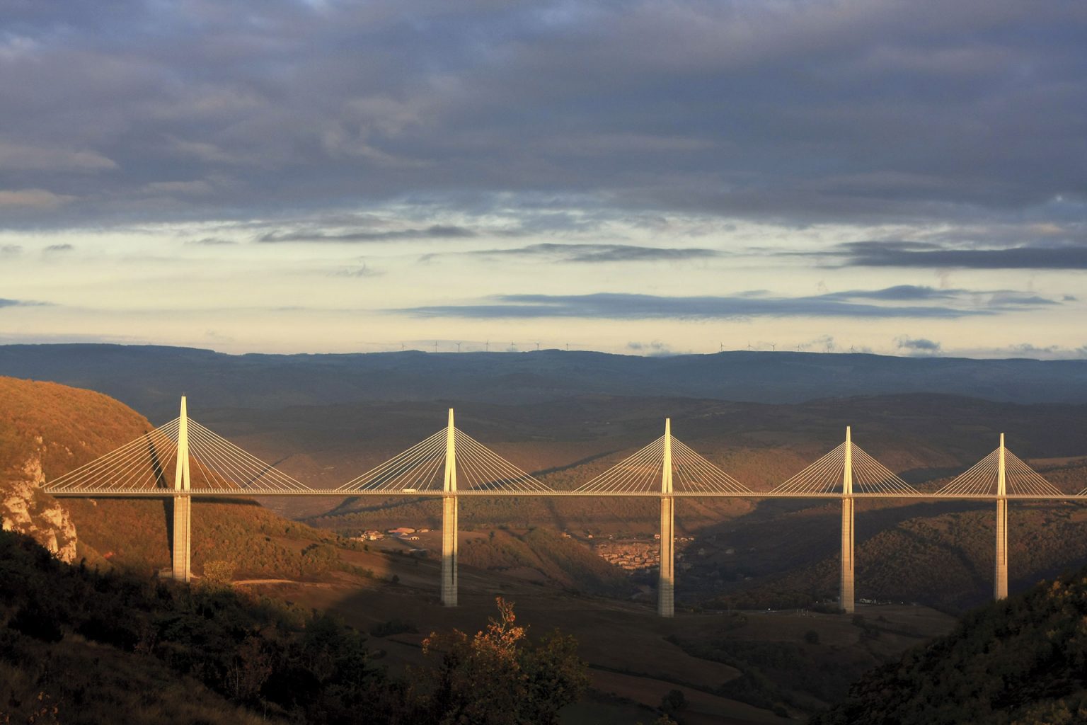 Le viaduc de Millau, visite avec L'Oustal Pont-les-Bains en Aveyron