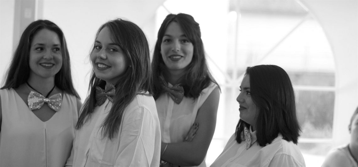 Groupe de filles en train fêter un EVJF à L'Oustal Pont-les-Bains en Aveyron