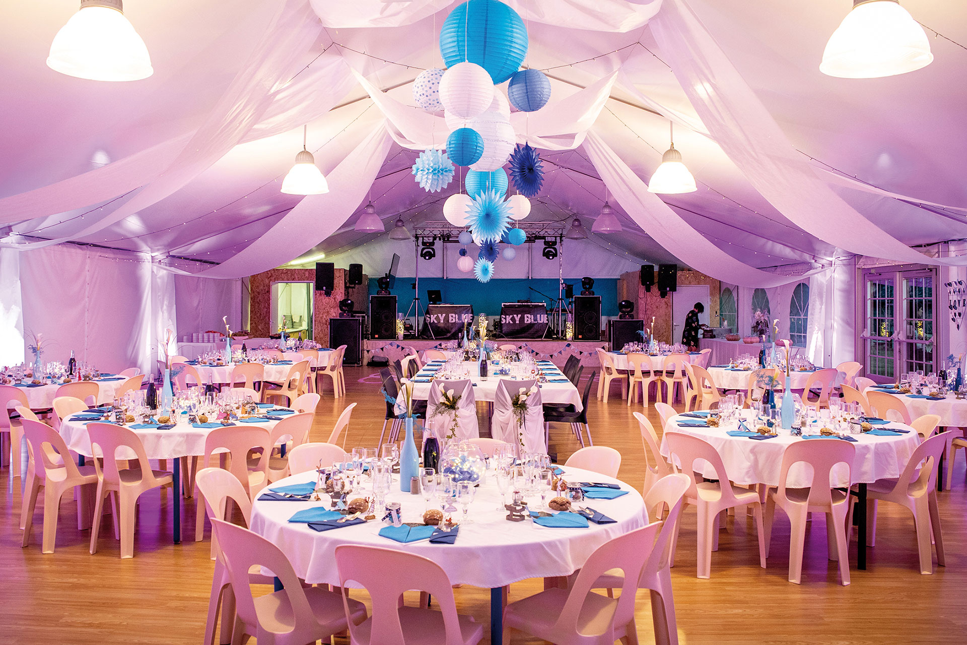 Salle de fête décorée et tables dressées au grand chapiteau de réception de L'Oustal Pont-les-Bains en Aveyron