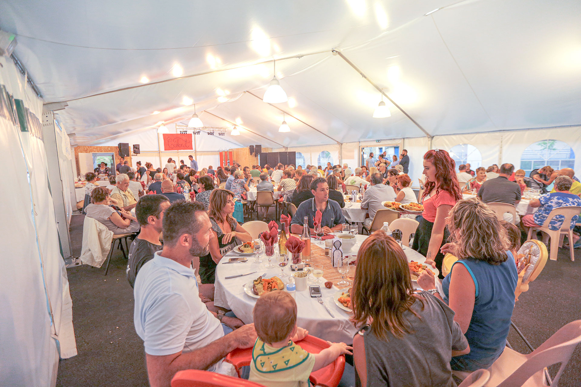 Familles en train de dîner lors de la soirée cabaret à L'Oustal Pont-les-Bains en Aveyron