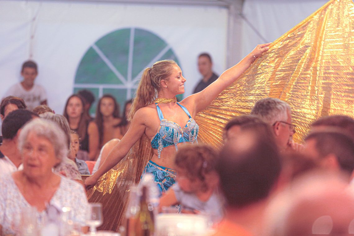 Danseuse orientale déployant ses ailes d'isis durant une soirée à thème à L'Oustal Pont-les-Bains en Aveyron
