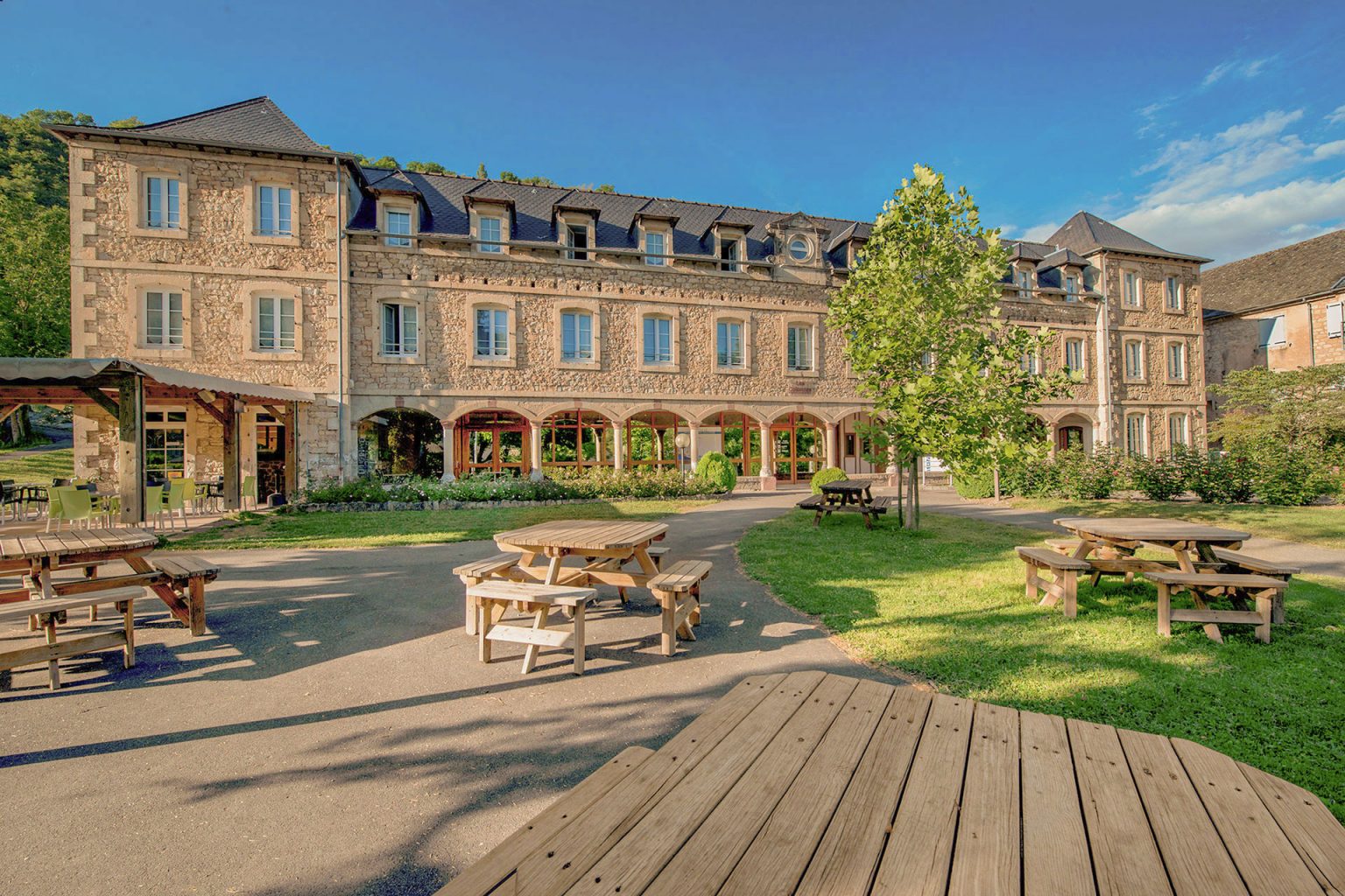 Vue de l'Hôtel des Bains, dans le bâtiment des colonnes à l'Oustal Pont-les-Bains en Aveyron