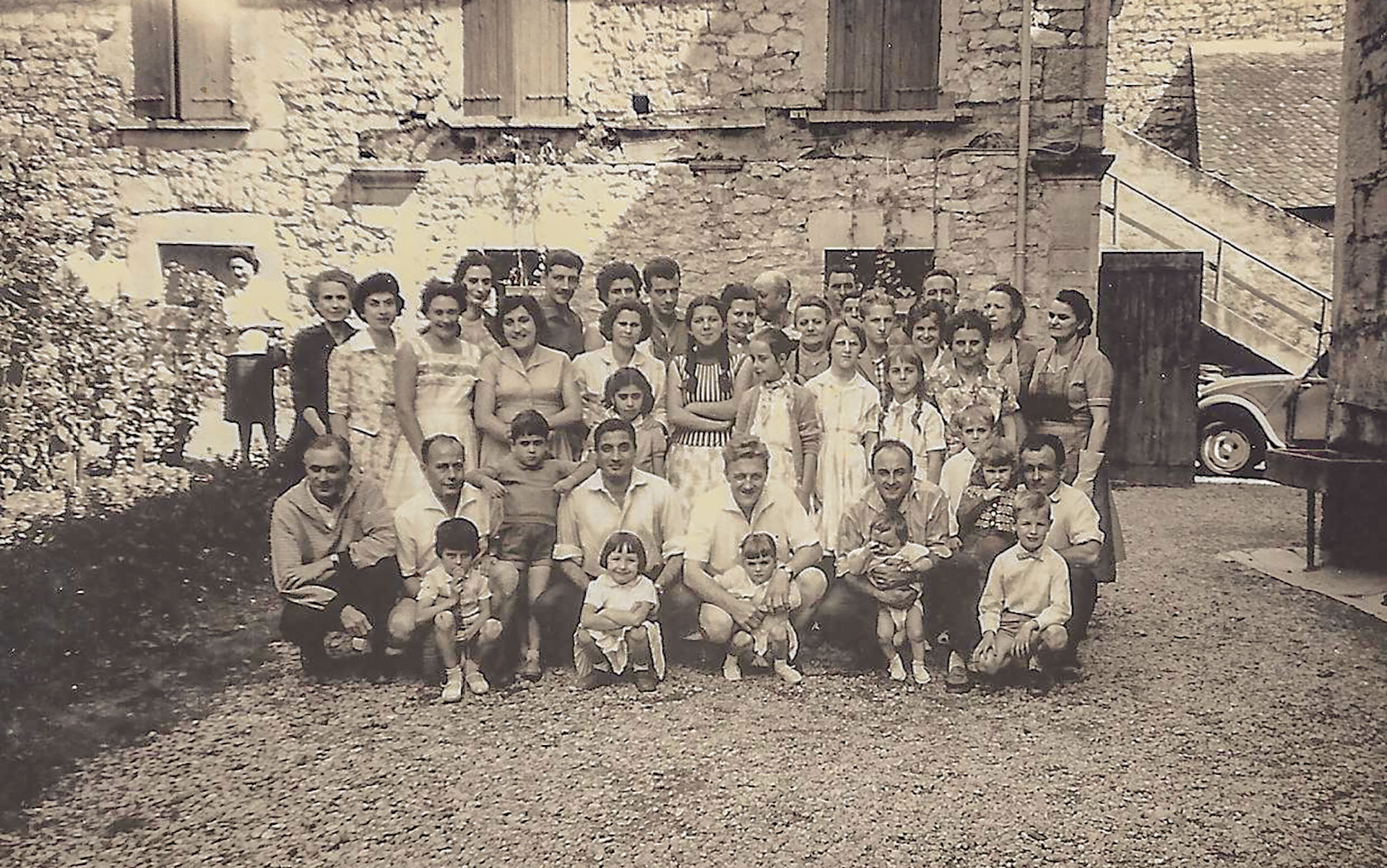 Premiers vacanciers dans les années 50, photo d'archive de L'Oustal Pont-les-Bains en Aveyron