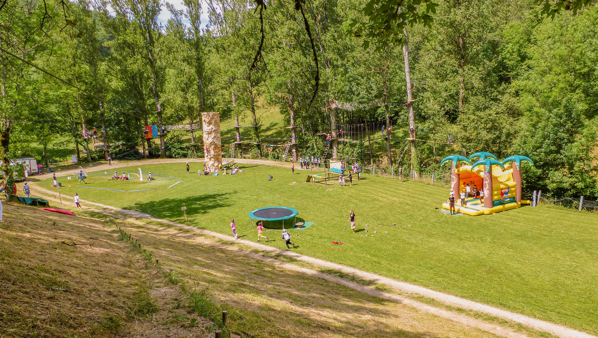 Vue d'ensemble du parc aventure de la vallée de Vanc à L'Oustal Pont-les-Bains en Aveyron