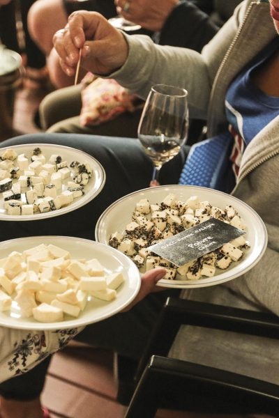 Dégustations de fromages bio 100% aveyronnais au restaurant de groupes Les Tablées de L'Oustal